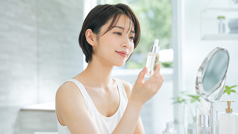 毛穴が気になる人向けに美容液を選ぶ女性