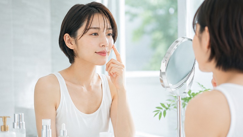 手のひらに美容液を出して使う準備をする女性